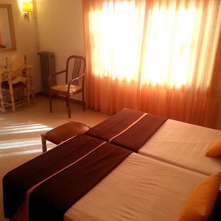 Hotel Hostal Del Sol Сан Фелиу де Гиксолс Екстериор снимка