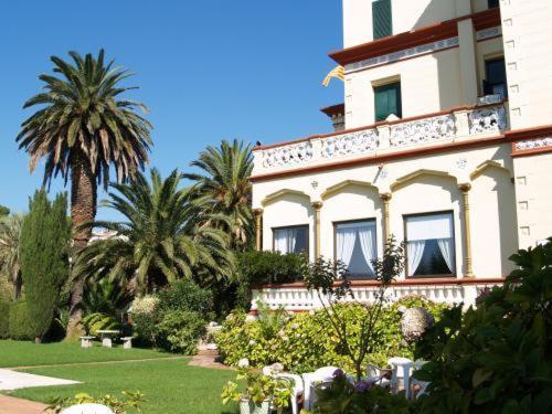 Hotel Hostal Del Sol Сан Фелиу де Гиксолс Екстериор снимка