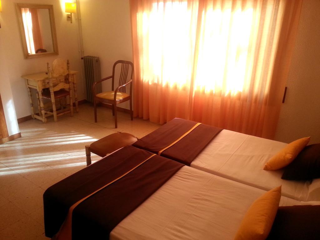 Hotel Hostal Del Sol Сан Фелиу де Гиксолс Екстериор снимка