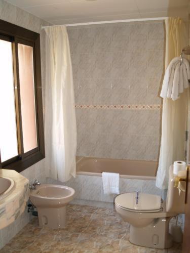 Hotel Hostal Del Sol Сан Фелиу де Гиксолс Екстериор снимка