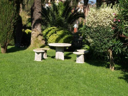 Hotel Hostal Del Sol Сан Фелиу де Гиксолс Екстериор снимка