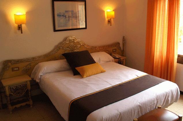 Hotel Hostal Del Sol Сан Фелиу де Гиксолс Екстериор снимка