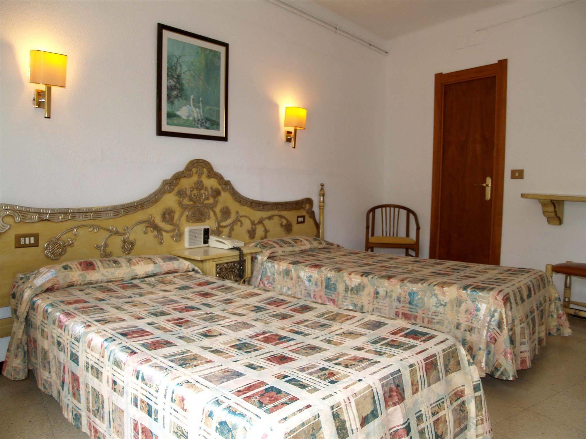 Hotel Hostal Del Sol Сан Фелиу де Гиксолс Екстериор снимка