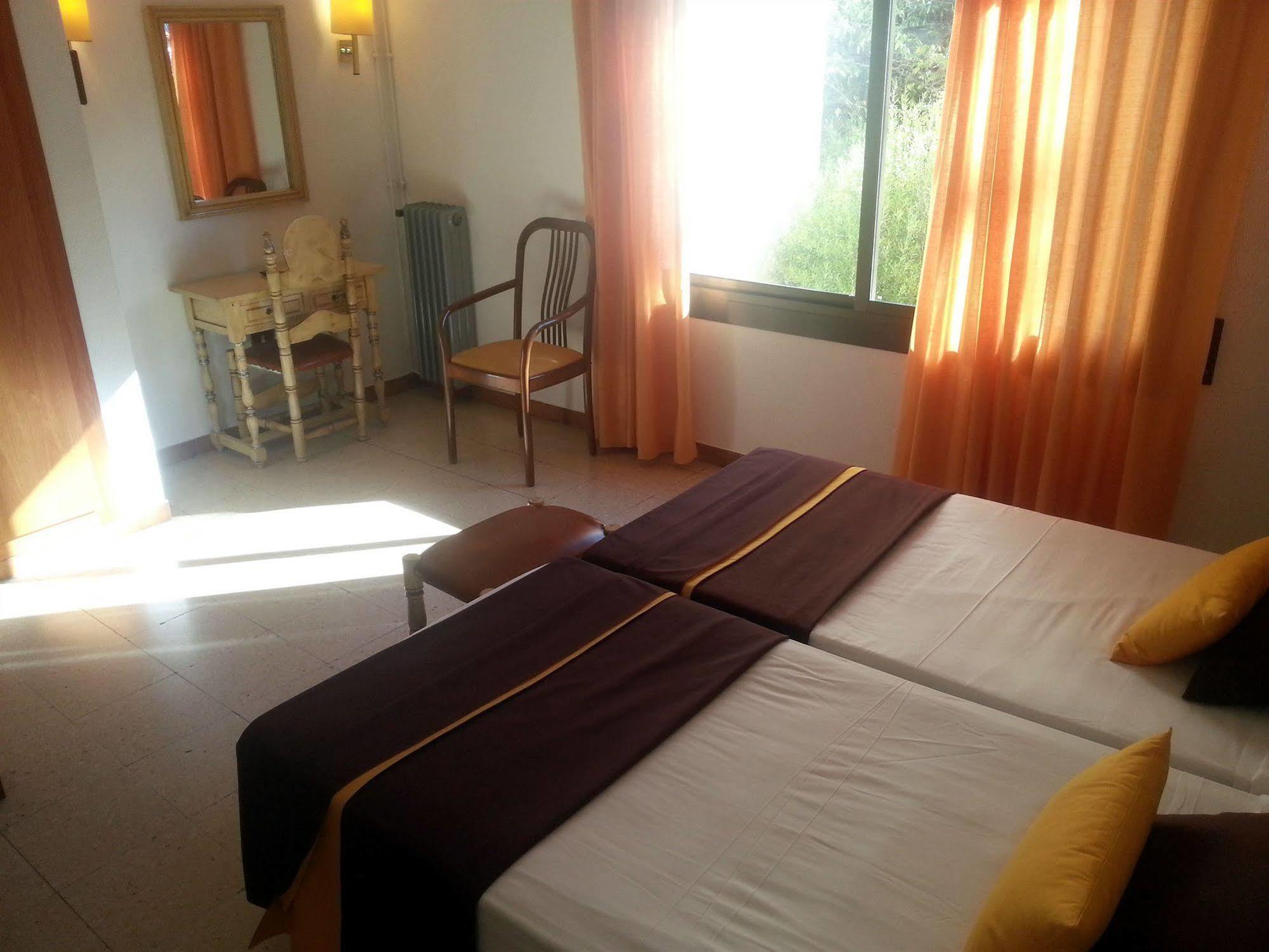 Hotel Hostal Del Sol Сан Фелиу де Гиксолс Екстериор снимка
