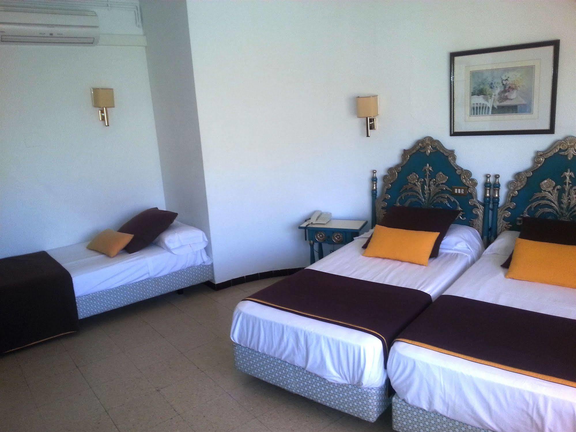 Hotel Hostal Del Sol Сан Фелиу де Гиксолс Екстериор снимка