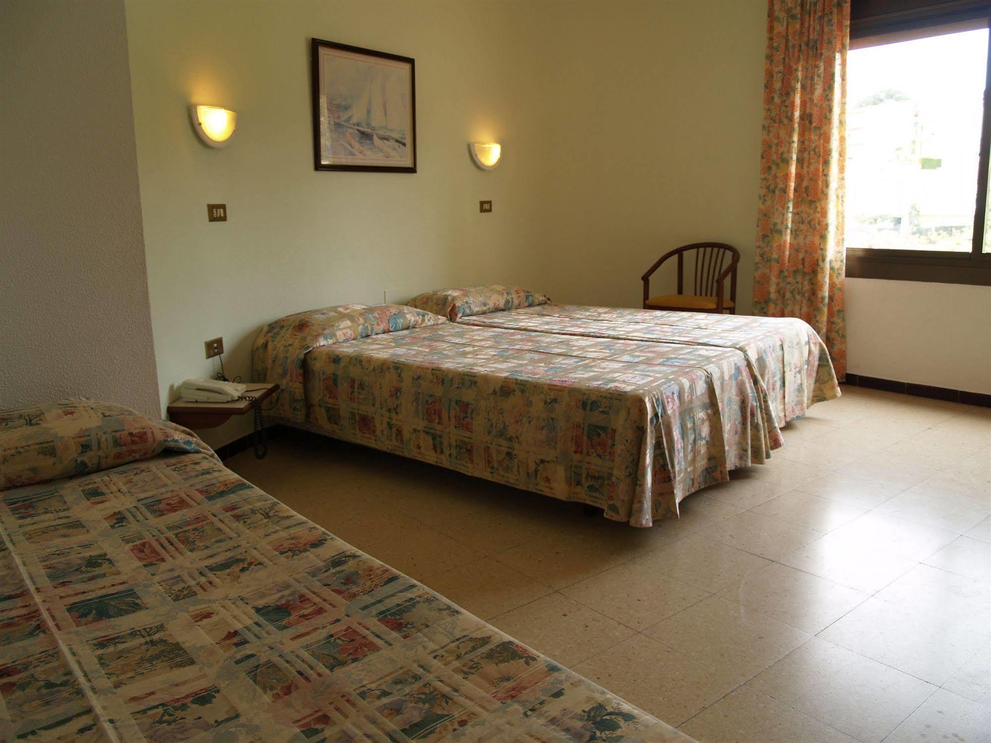 Hotel Hostal Del Sol Сан Фелиу де Гиксолс Екстериор снимка