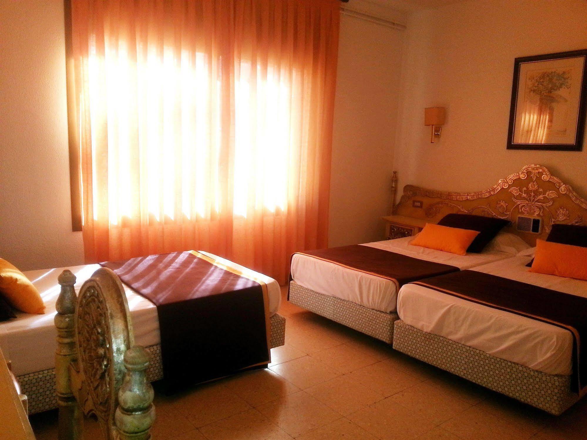 Hotel Hostal Del Sol Сан Фелиу де Гиксолс Екстериор снимка