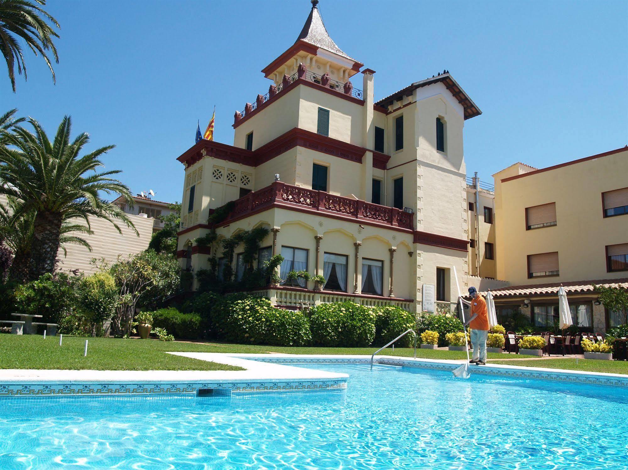 Hotel Hostal Del Sol Сан Фелиу де Гиксолс Екстериор снимка