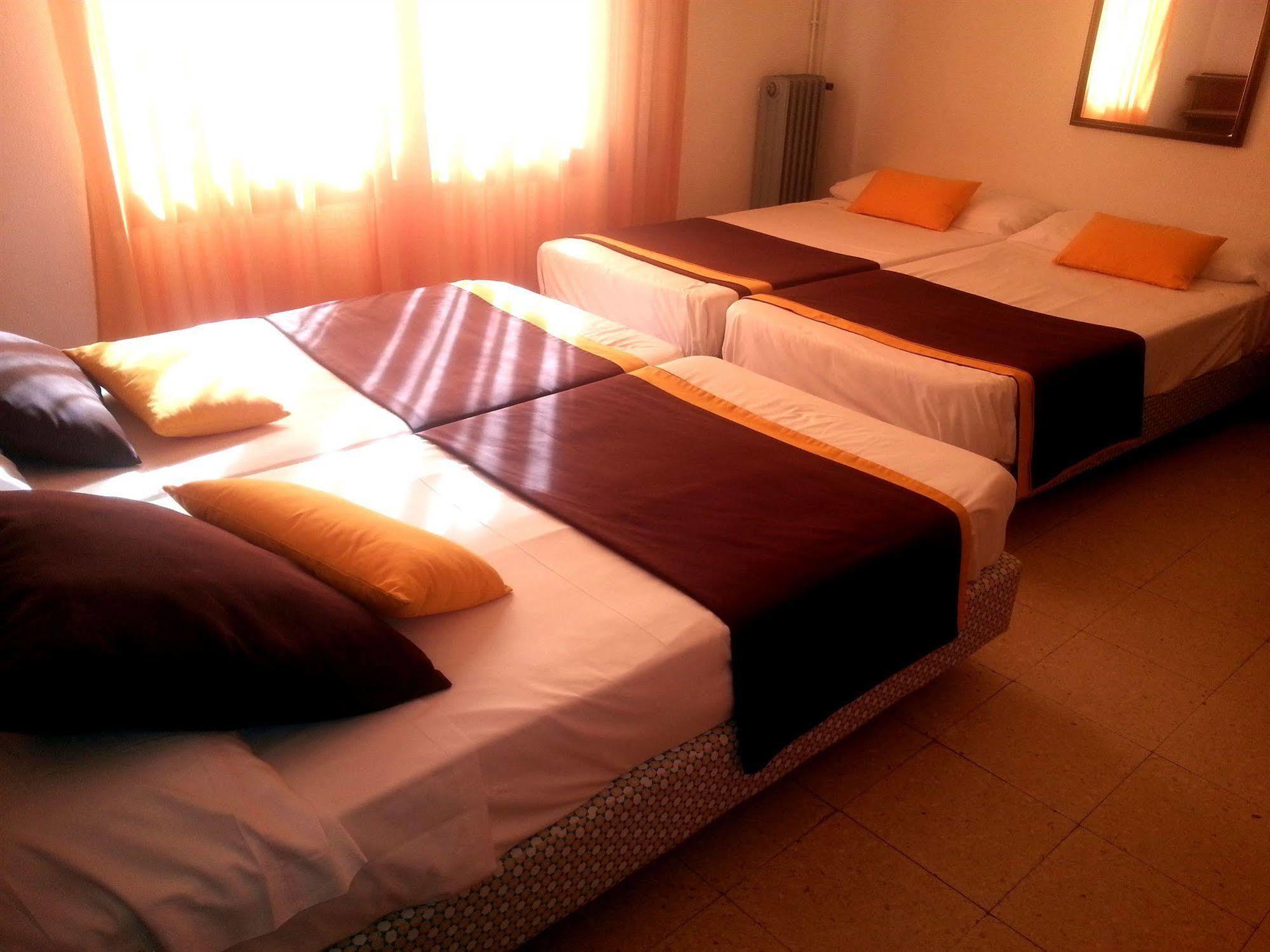 Hotel Hostal Del Sol Сан Фелиу де Гиксолс Екстериор снимка