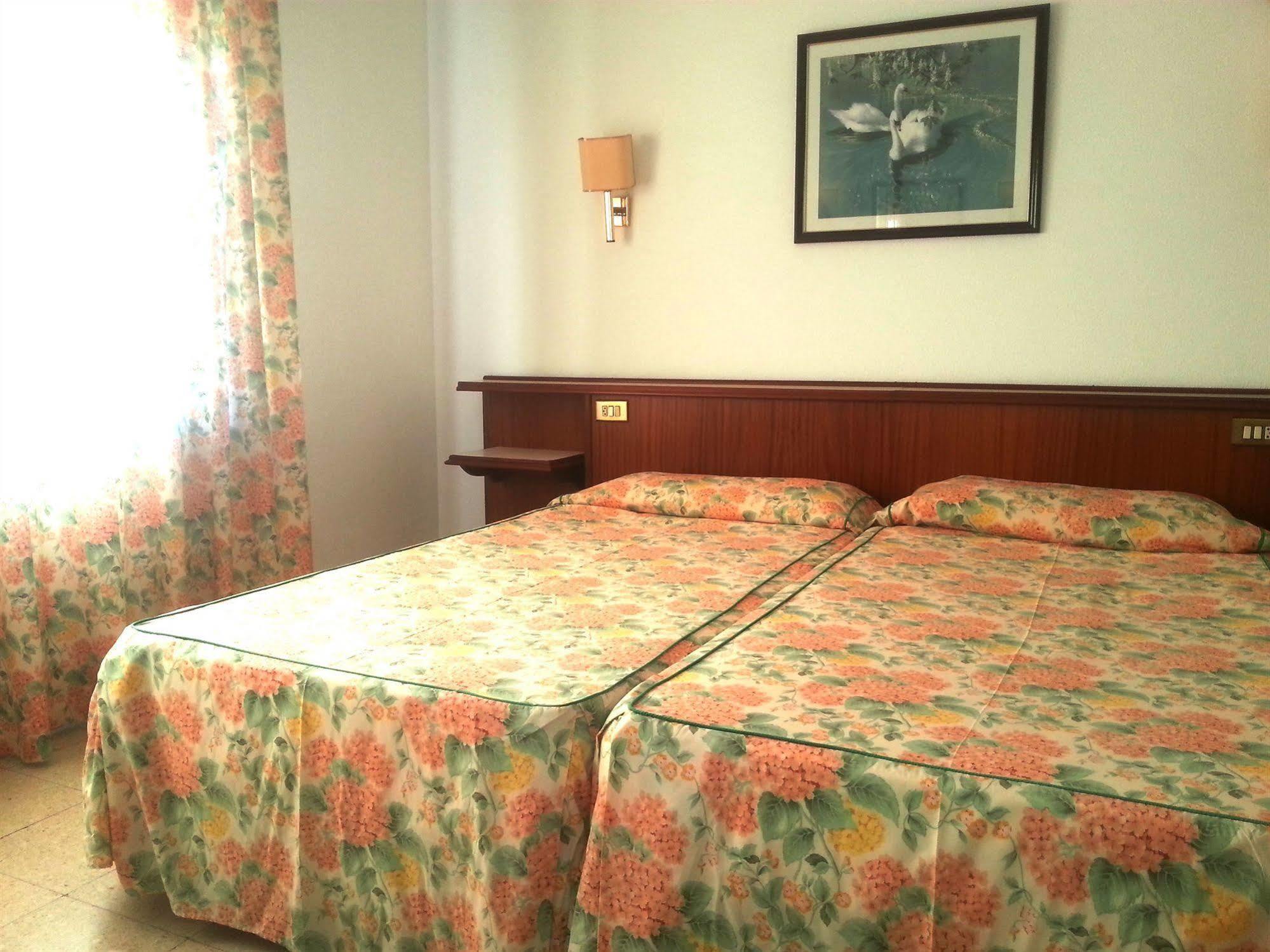 Hotel Hostal Del Sol Сан Фелиу де Гиксолс Екстериор снимка