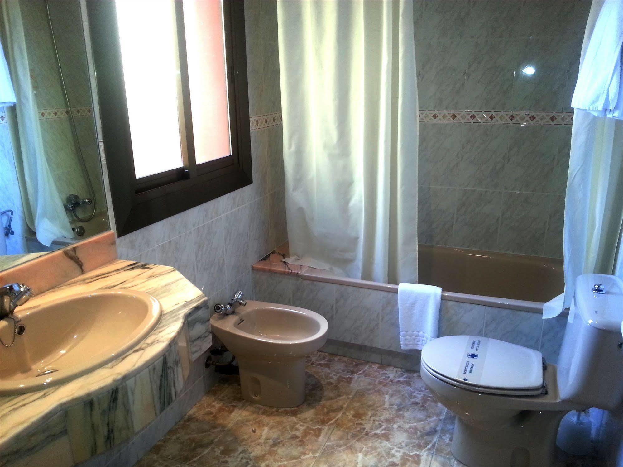 Hotel Hostal Del Sol Сан Фелиу де Гиксолс Екстериор снимка
