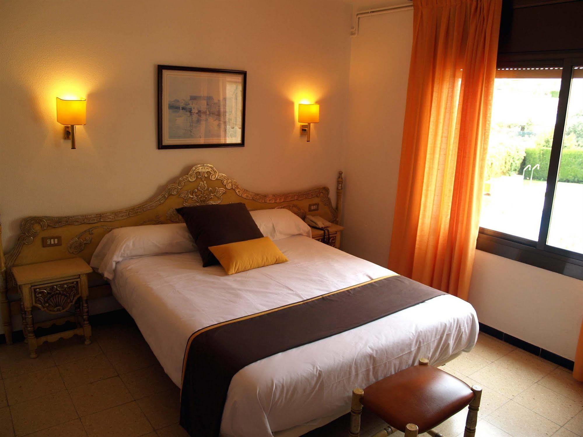 Hotel Hostal Del Sol Сан Фелиу де Гиксолс Екстериор снимка