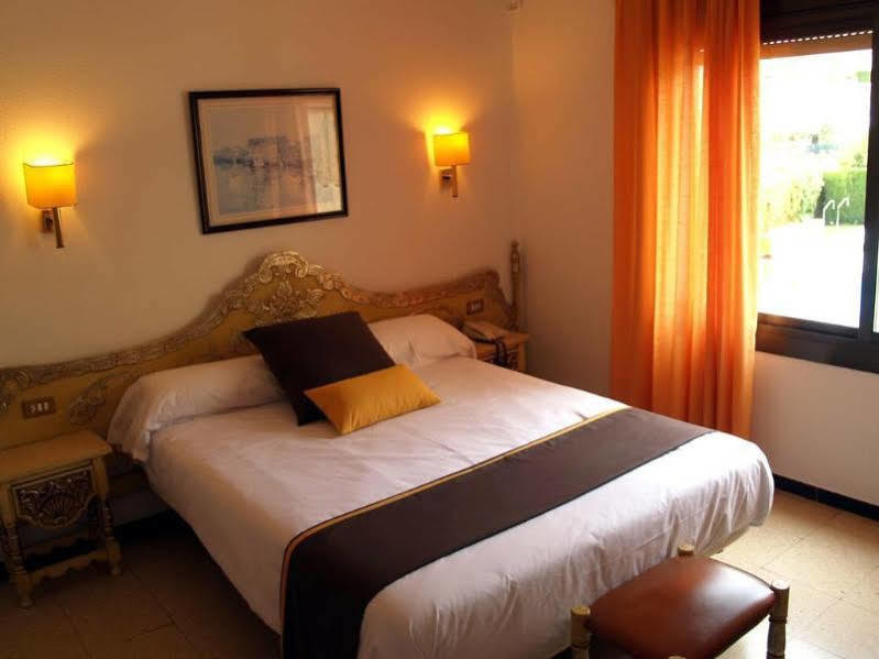 Hotel Hostal Del Sol Сан Фелиу де Гиксолс Екстериор снимка
