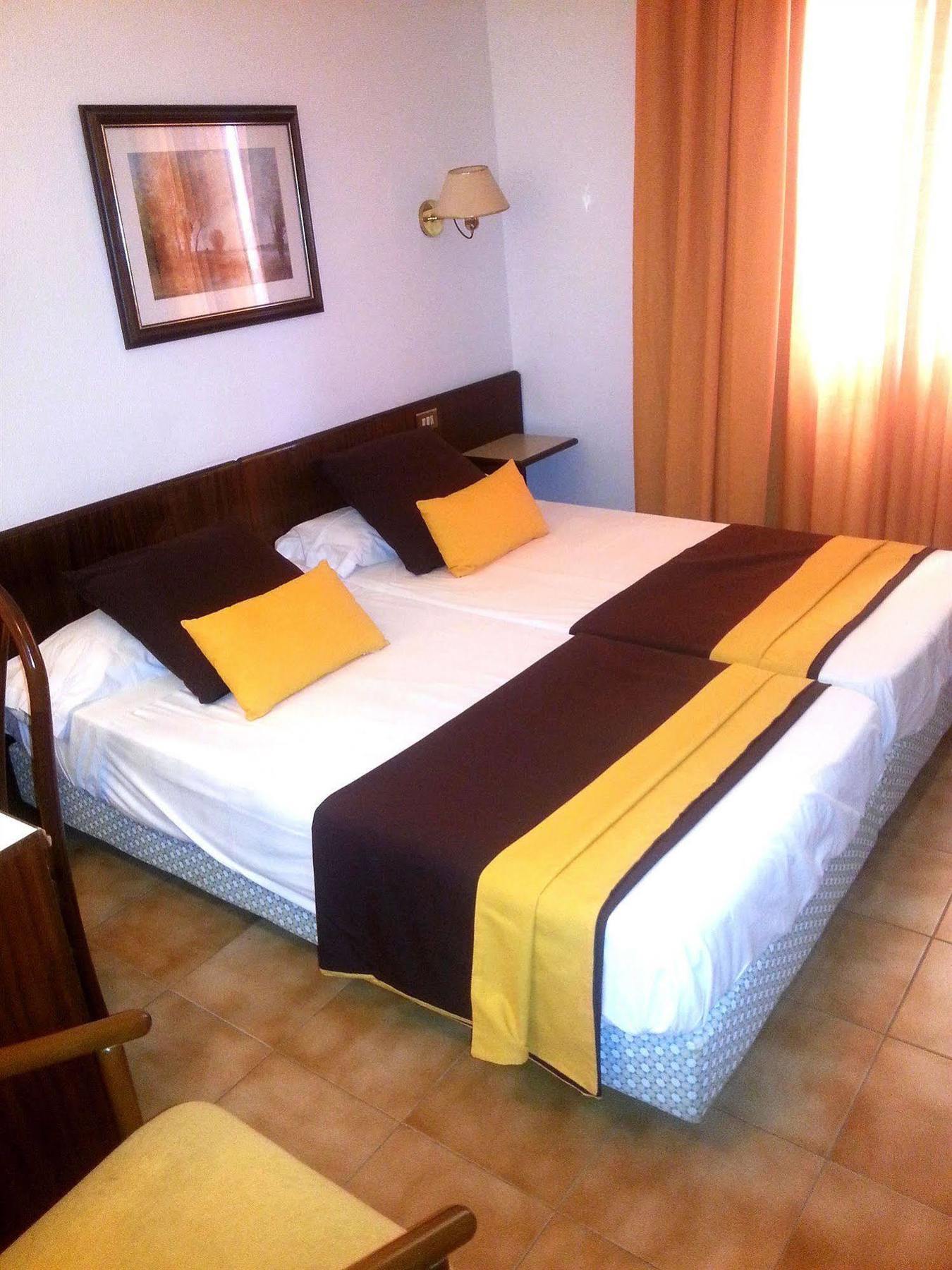 Hotel Hostal Del Sol Сан Фелиу де Гиксолс Екстериор снимка